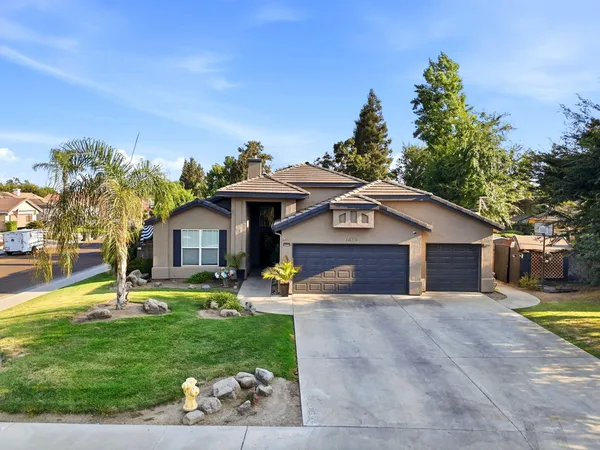$499,000 | 1635 East La Vida Court, Visalia, CA 93292