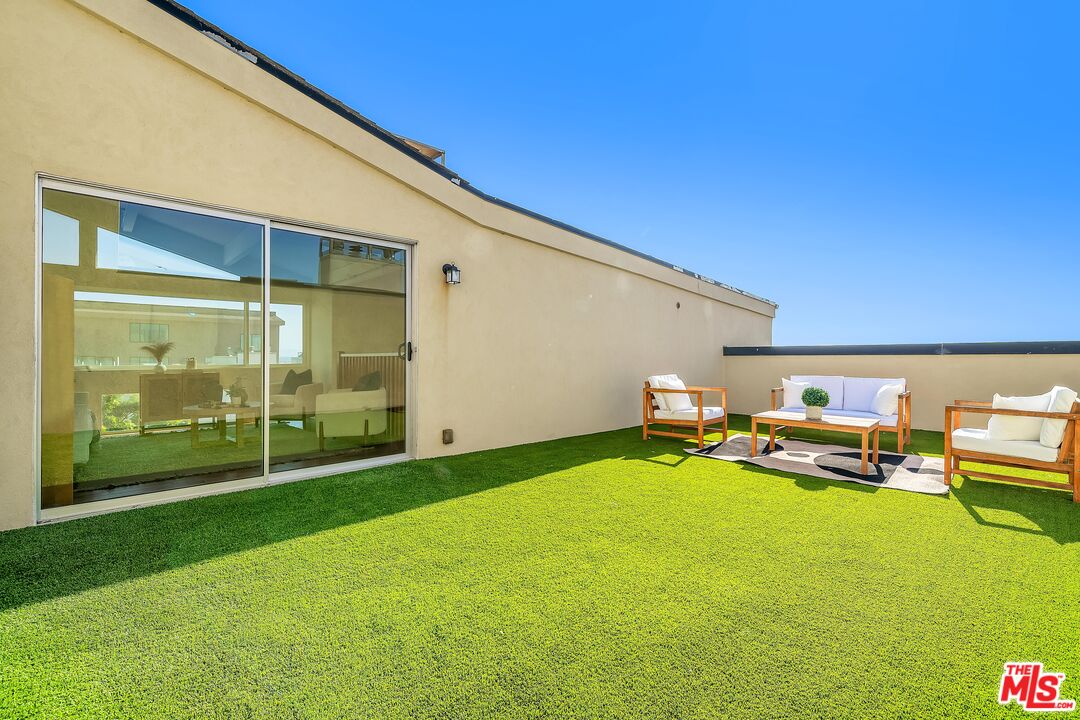 4 Lighthouse Street, Unit 13 Marina del Rey, CA 90292 - Photo 17 of 38 a backyard of a house with table and chairs