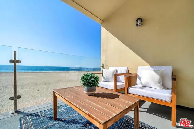 a view of a dry yard with wooden floor