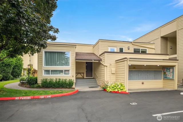 $295,000 | 5834 Northeast 75th Street, Unit B202, Seattle, WA 98115