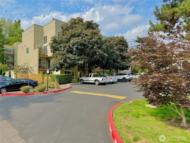 $295,000 | 5834 Northeast 75th Street, Unit B202, Seattle, WA 98115