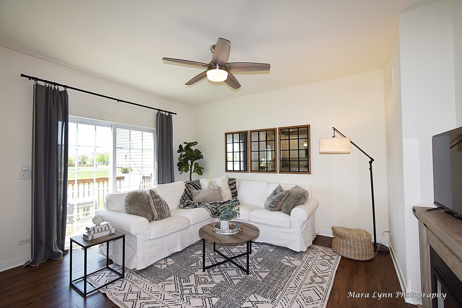 1127 Freedom Road Elburn, IL 60119 - Photo 6 of 29 a living room with furniture and a large window