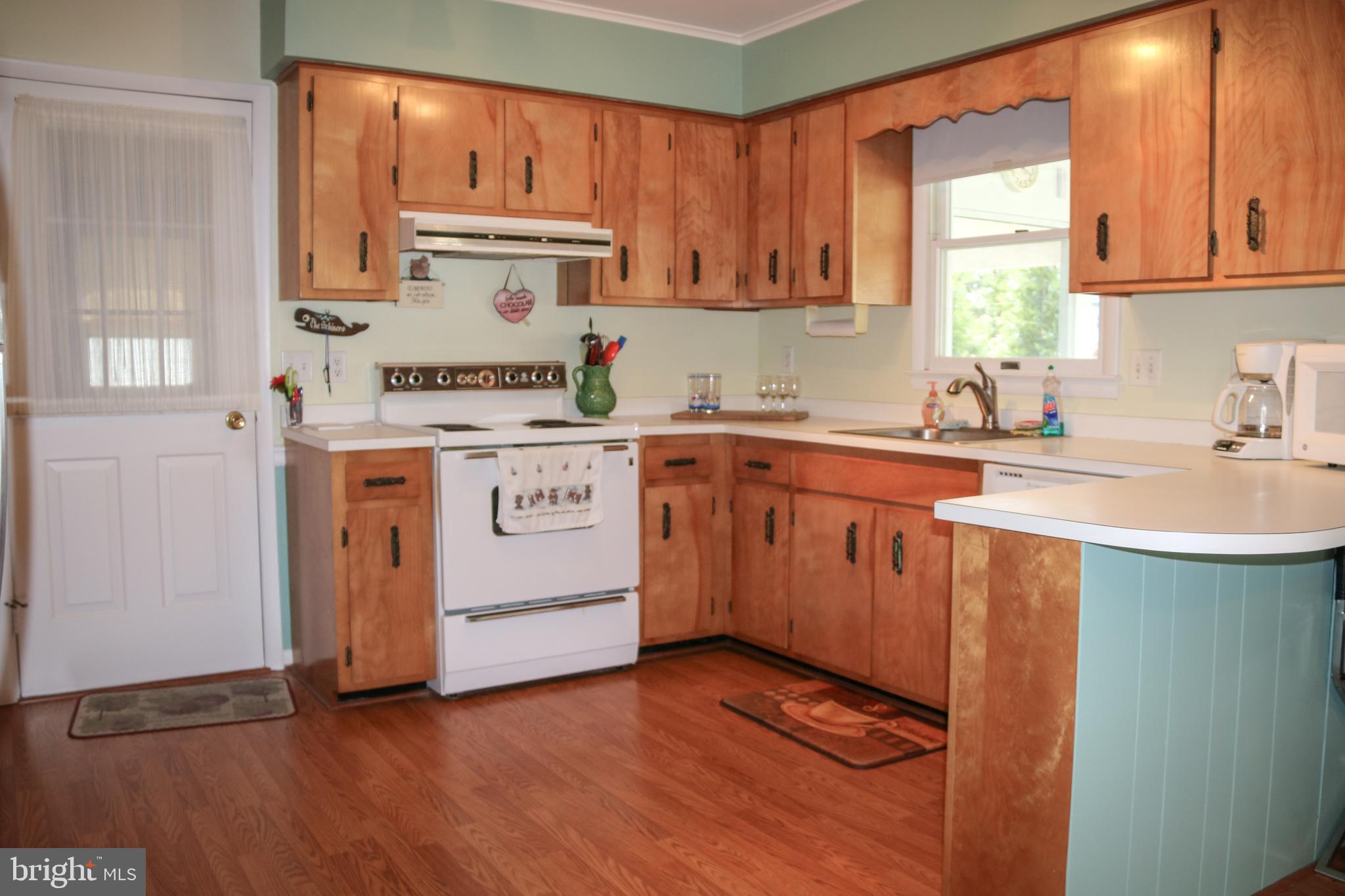 533 Harbor Road Ocean View, DE 19970 - Photo 5 of 31 Kitchen with breakfast bar