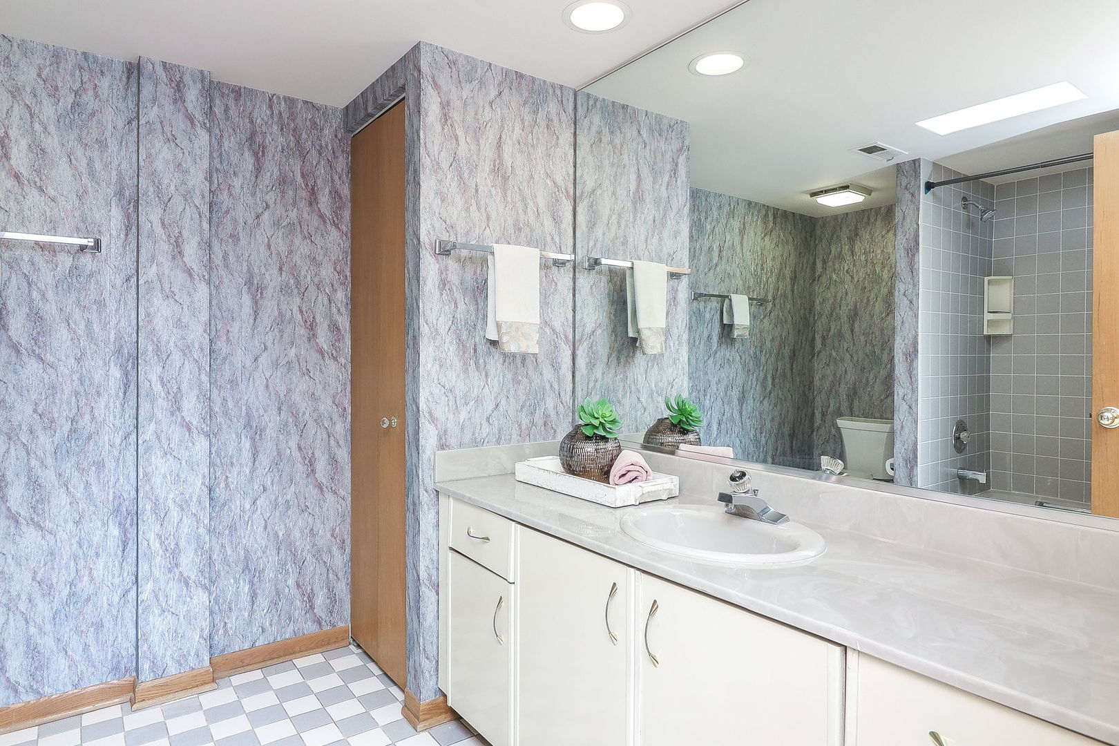 1S095 Spring Road, Unit 3F Oakbrook Terrace, IL 60181 - Photo 20 of 29 Gallery Image 20