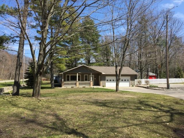 3991 Lakeshore Road Manistee, MI 49660 - Photo 2 of 36 1798475-2.JPG