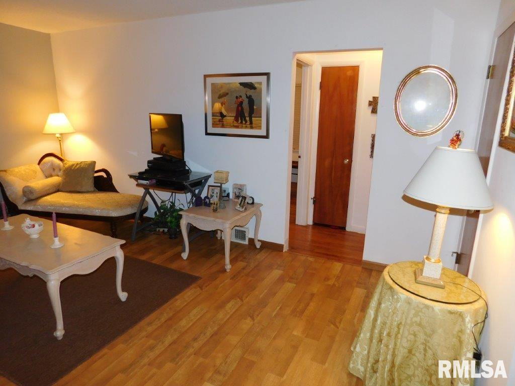 524 Waverly Road Davenport, IA 52804 - Photo 3 of 16 Gallery Image 3