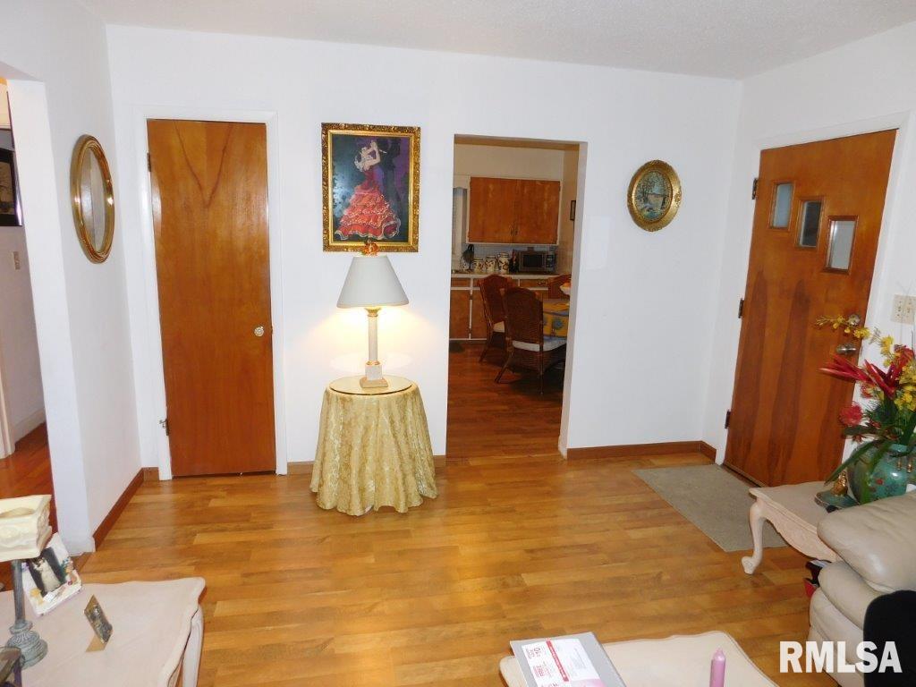 524 Waverly Road Davenport, IA 52804 - Photo 4 of 16 Gallery Image 4