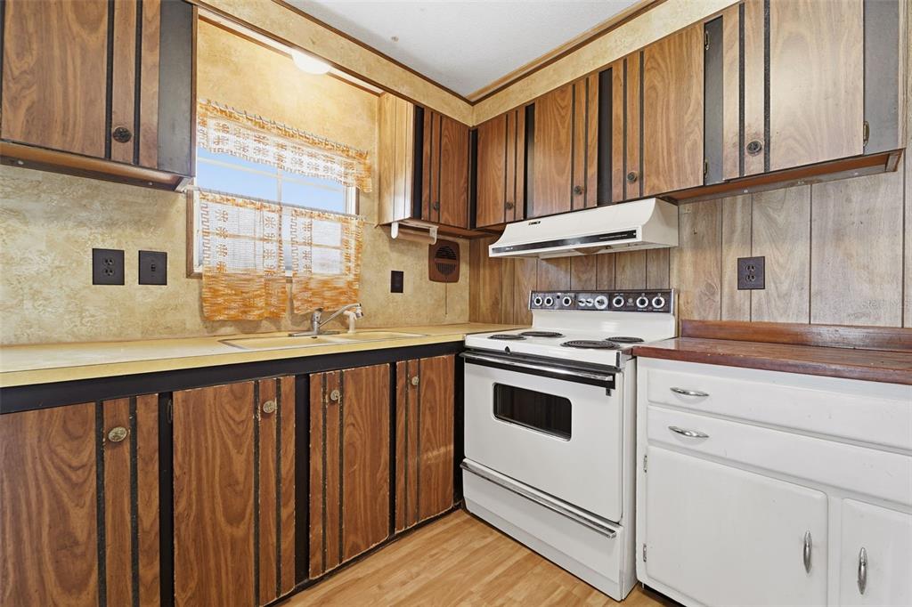 19 Mary Bell Landing Road Sebring, FL 33876 - Photo 5 of 22 a kitchen with appliances cabinets and a window