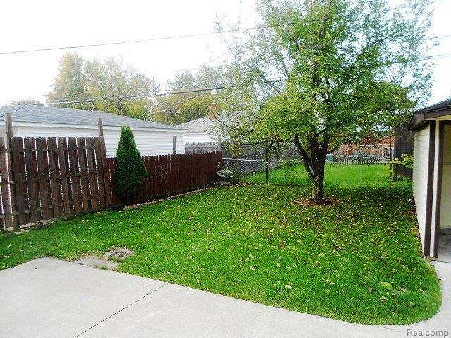24525 Ridgecroft Avenue Eastpointe, MI 48021 - Photo 25 of 25 10-17-2011 036