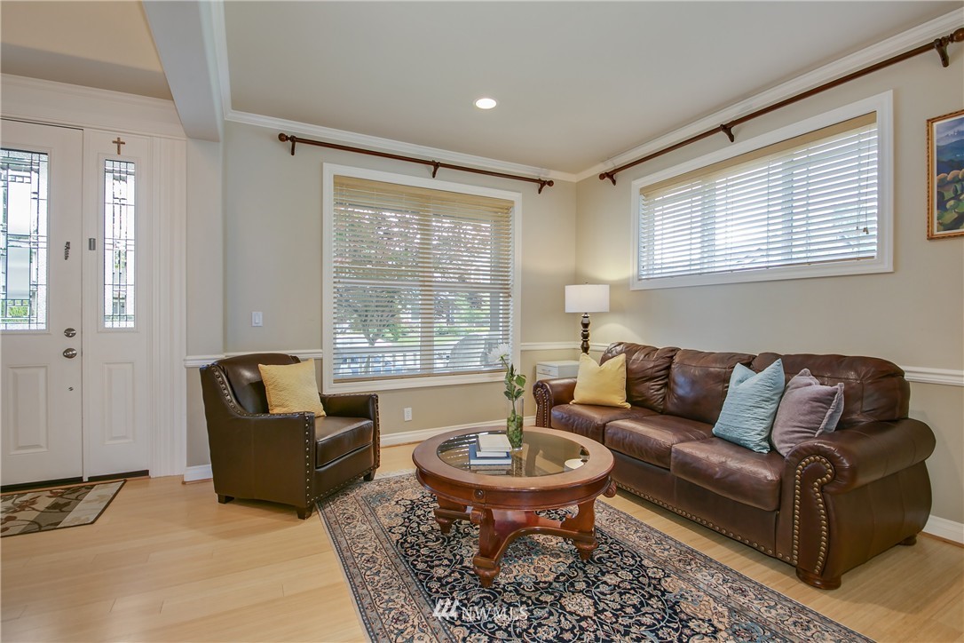 179 Elma Place Northeast Renton, WA 98059 - Photo 4 of 23 Gallery Image 4