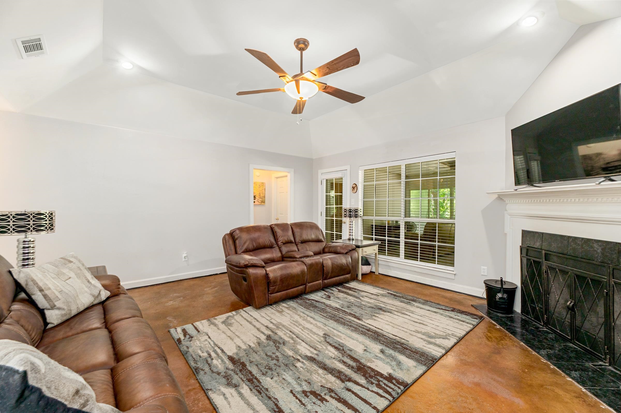 181 Ridgewood Drive Daphne, AL 36526 - Photo 12 of 22 Living Room