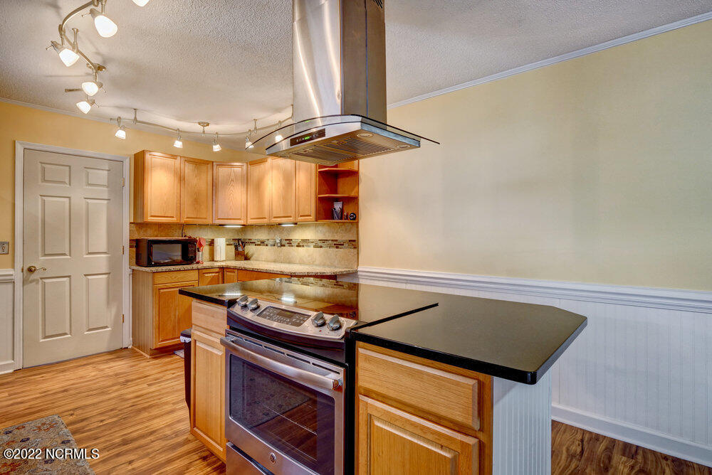 318 Spartan Road Wilmington, NC 28405 - Photo 11 of 29 Kitchen