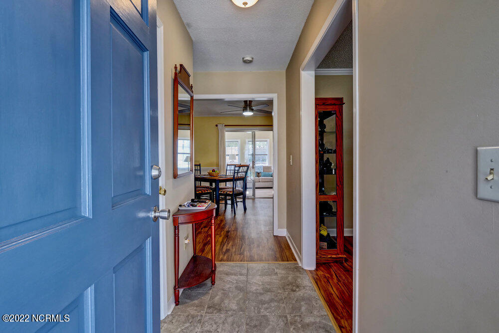318 Spartan Road Wilmington, NC 28405 - Photo 4 of 29 Foyer