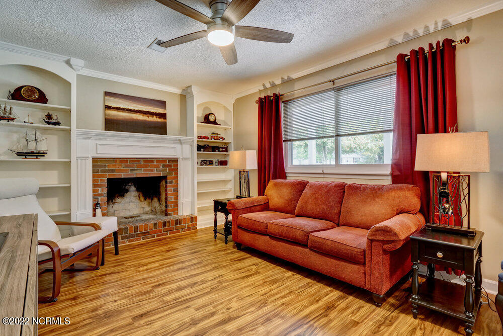 318 Spartan Road Wilmington, NC 28405 - Photo 5 of 29 Living Room