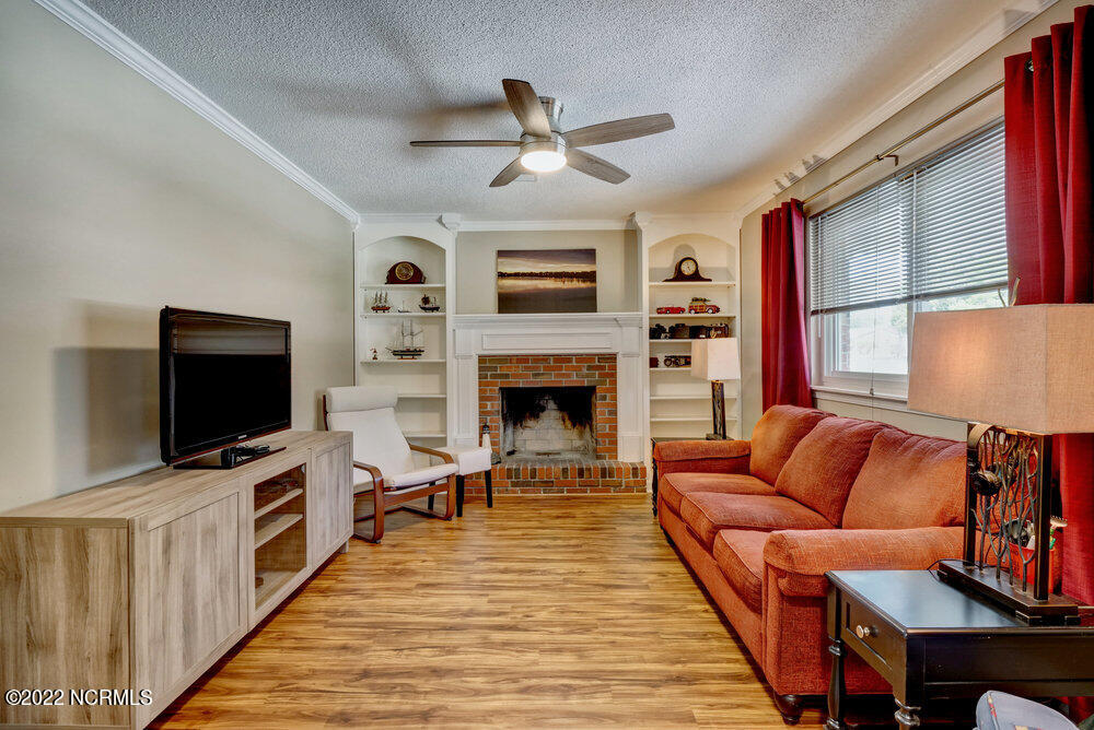 318 Spartan Road Wilmington, NC 28405 - Photo 6 of 29 Living Room