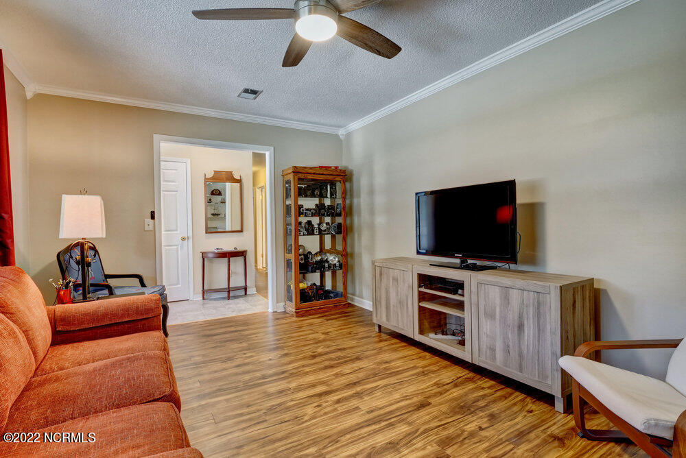 318 Spartan Road Wilmington, NC 28405 - Photo 7 of 29 Living Room