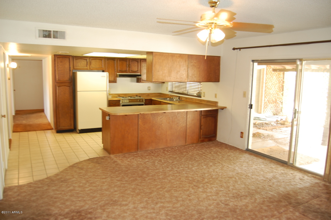 2472 West Hearn Road Phoenix, AZ 85023 - Photo 3 of 10 Family Room