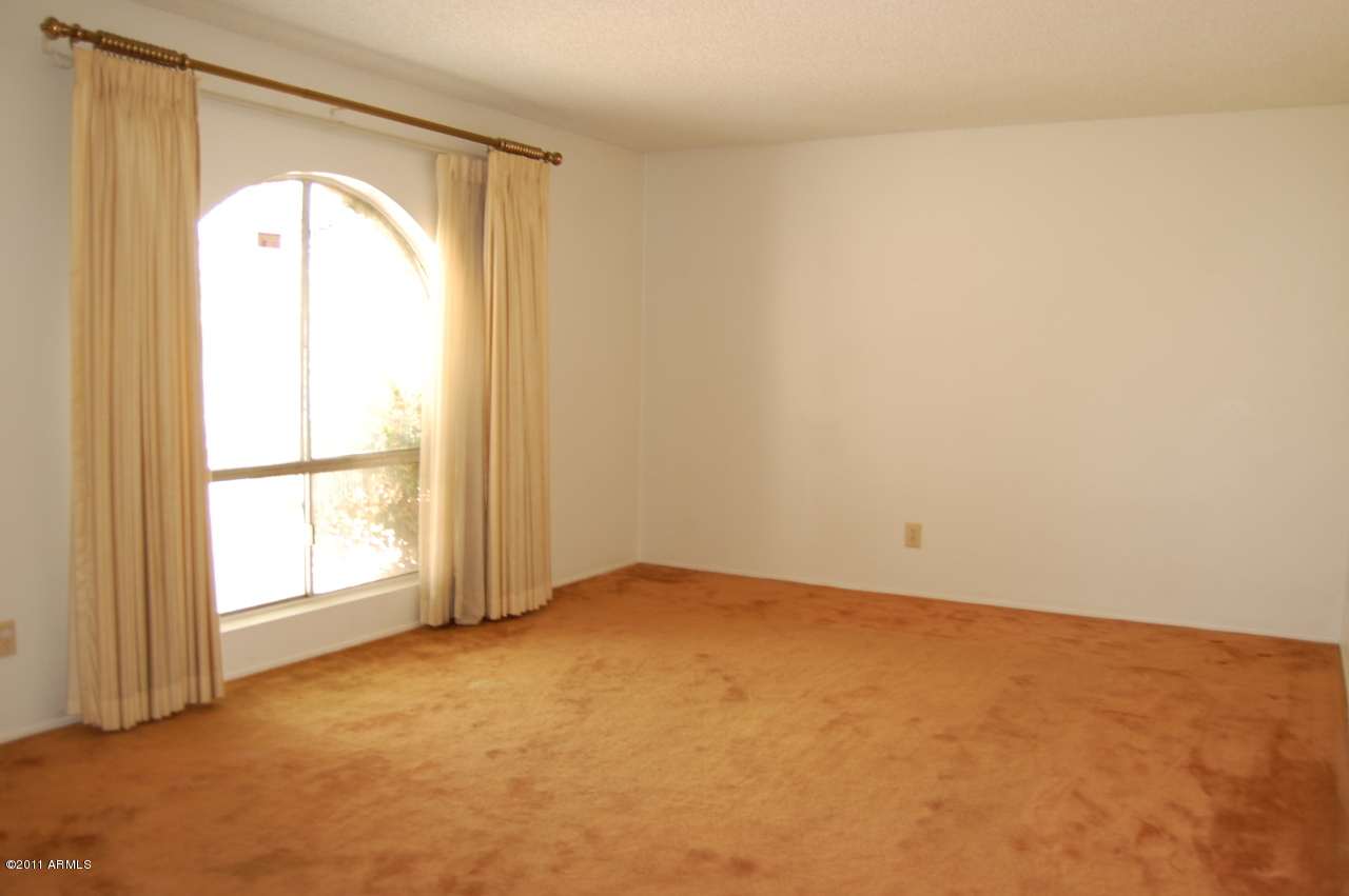 2472 West Hearn Road Phoenix, AZ 85023 - Photo 7 of 10 Livingroom