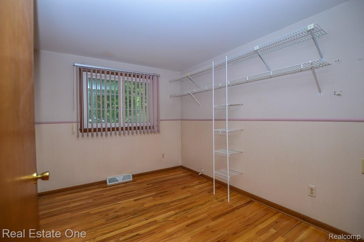 34056 West 13 Mile Road Farmington, MI 48331 - Photo 11 of 19 10. BEDROOM