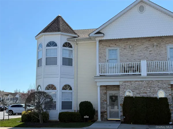 $619,999 | 712 Narragansett Villas Drive, Unit 712, Lindenhurst, NY 11757