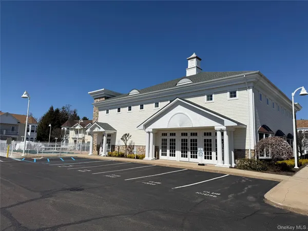 $619,999 | 712 Narragansett Villas Drive, Unit 712, Lindenhurst, NY 11757