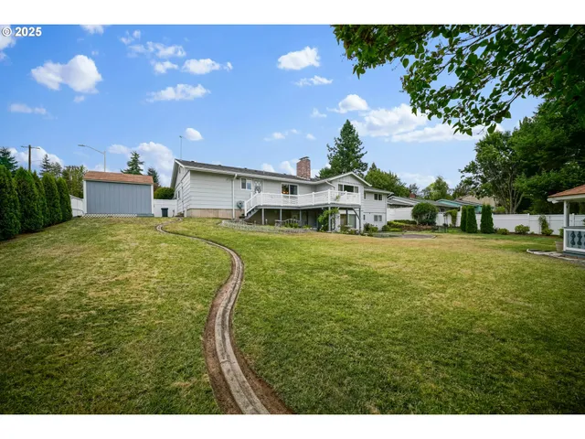 a view of a house with a yard