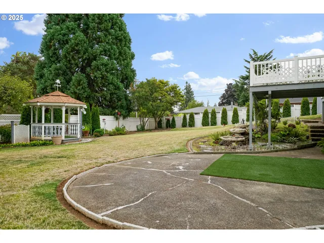 a view of a yard in front of house