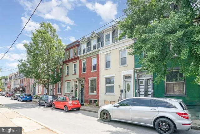 a car parked in front of a building