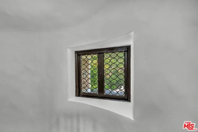 a view of a back yard with plants and trees