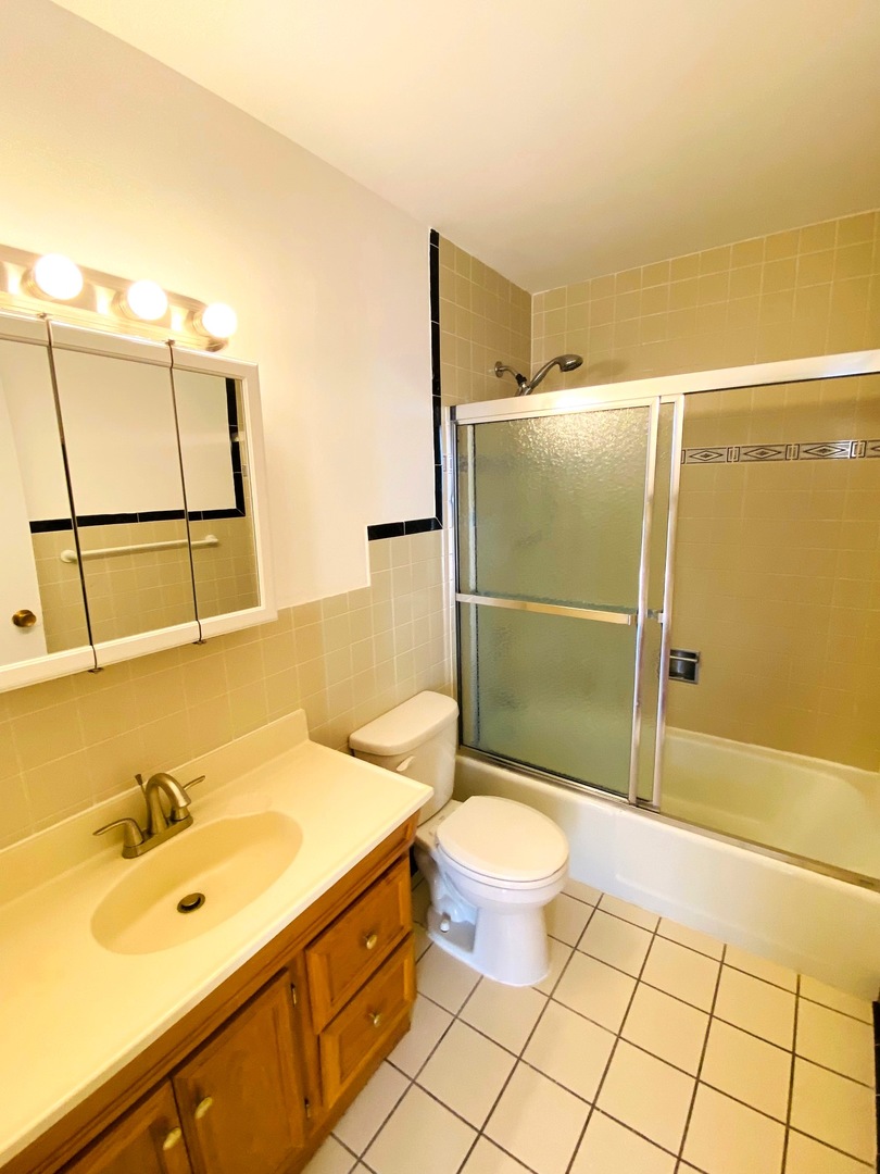 6171 North Sheridan Road, Unit 2404 Chicago, IL 60660 - Photo 12 of 16 a bathroom with a sink toilet and shower