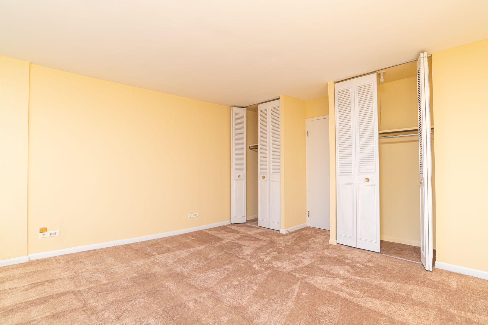 6171 North Sheridan Road, Unit 2404 Chicago, IL 60660 - Photo 8 of 16 a view of an empty room