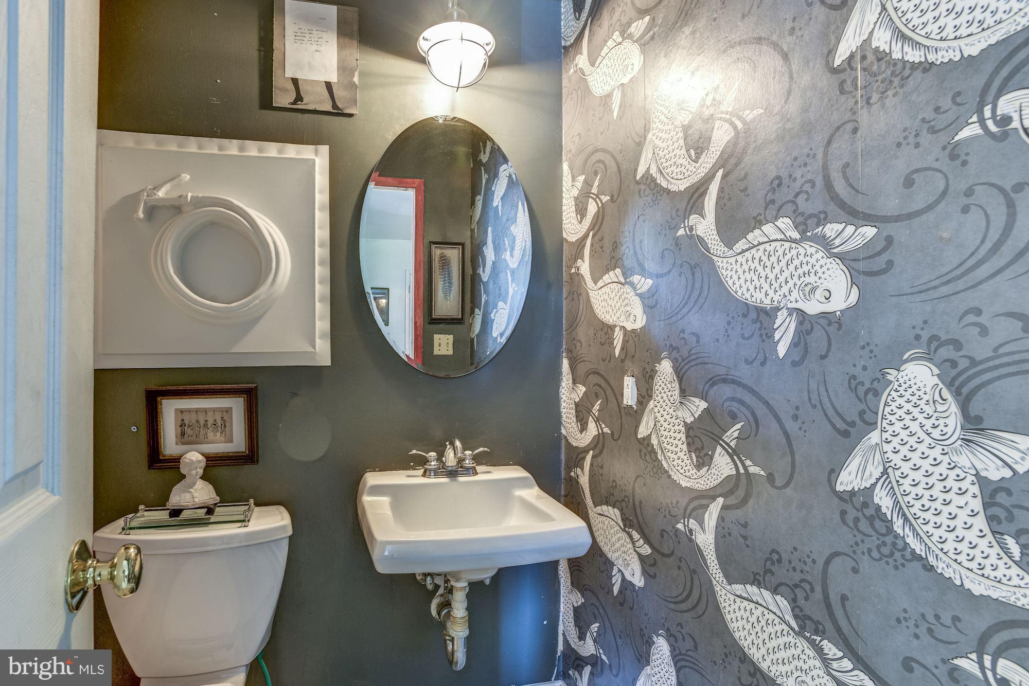 800 Blue Ridge Avenue Middleburg, VA 20117 - Photo 11 of 19 a bathroom with a toilet sink and mirror