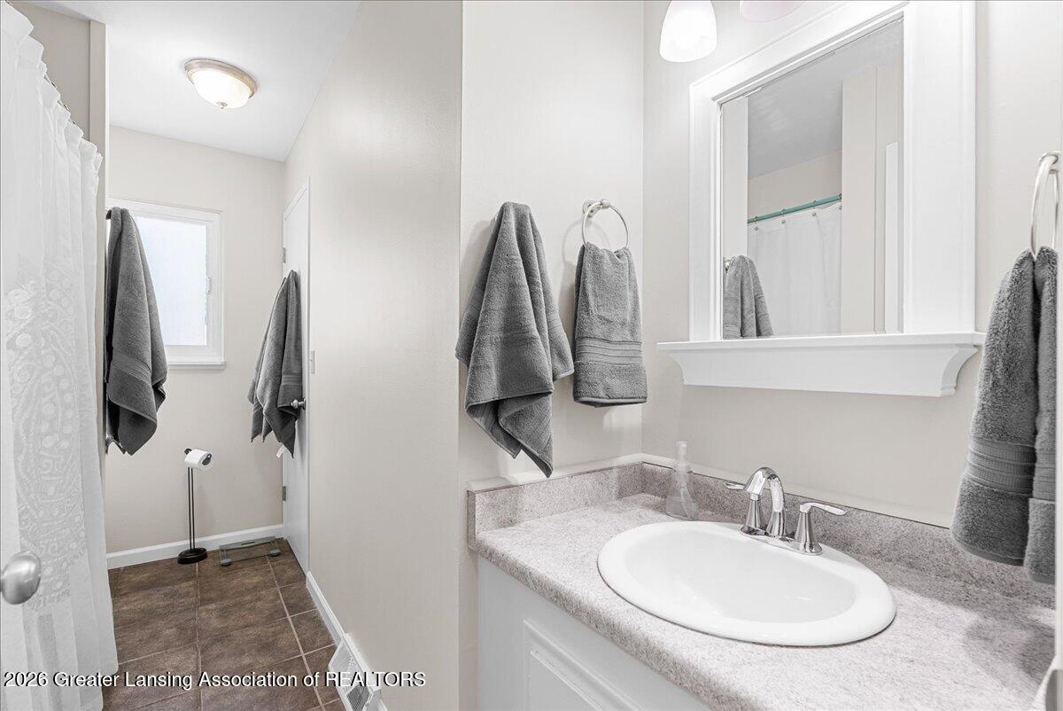 2913 Quincy Lane Lansing, MI 48910 - Photo 27 of 36 19-Media Jett - 19