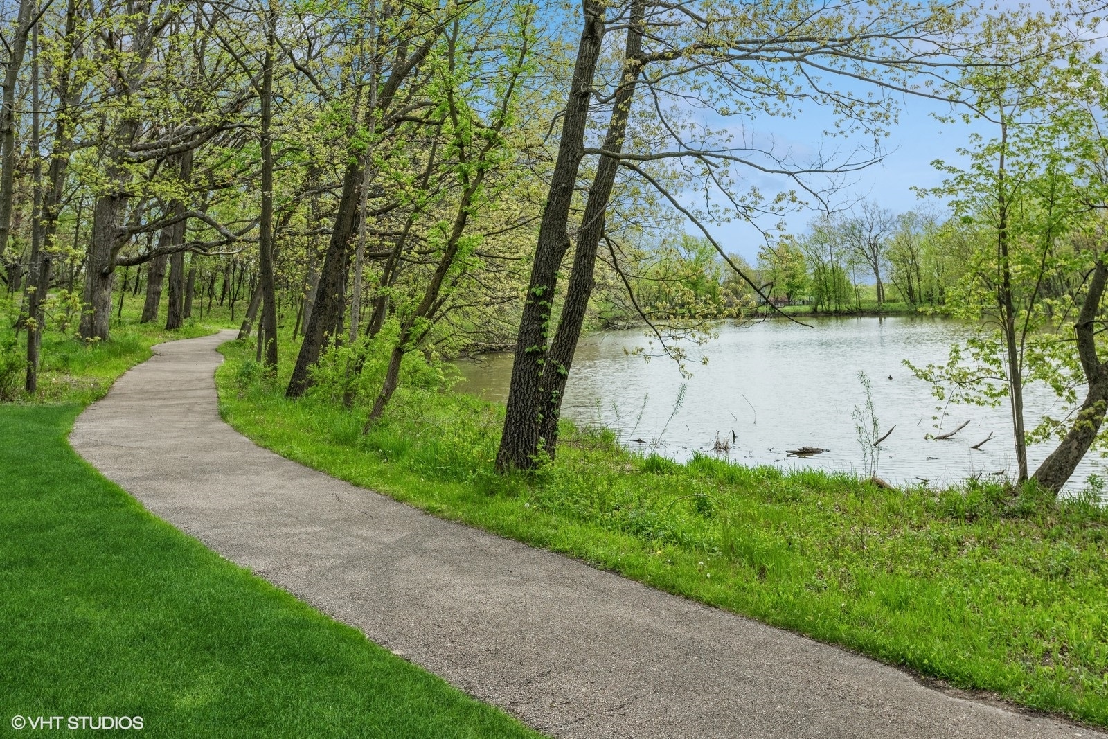 1680 Airdrie Lane Hoffman Estates, IL 60192 - Photo 9 of 13 a backyard of a house with lots of green space