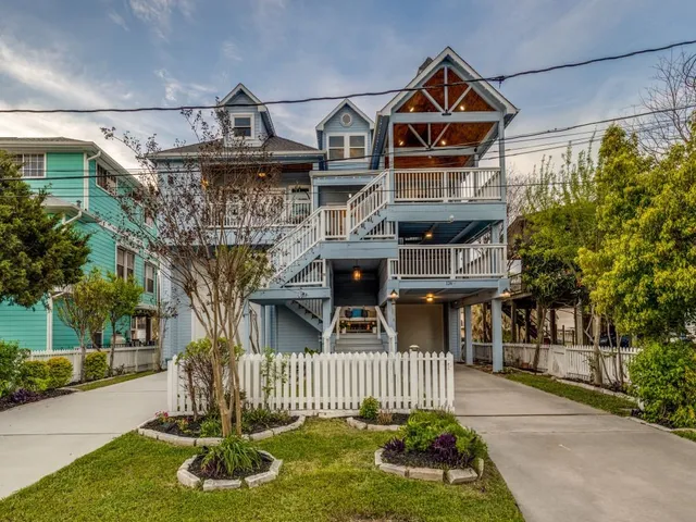 $950,000 | 126 East Shore Drive, Clear Lake Shores, TX 77565