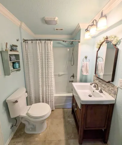 $950,000 | 126 East Shore Drive, Clear Lake Shores, TX 77565