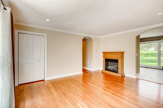 200 Pleasant Street Hoffman Estates, IL 60169 - Photo 4 of 25