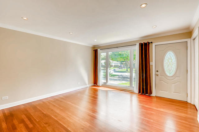 200 Pleasant Street Hoffman Estates, IL 60169 - Photo 6 of 25