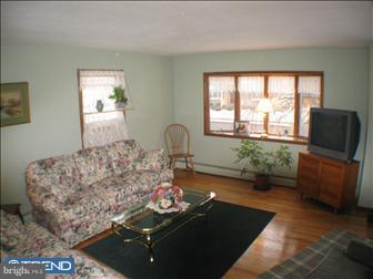 21 Doreen Road Hamilton, NJ 08690 - Photo 4 of 6 Living Room