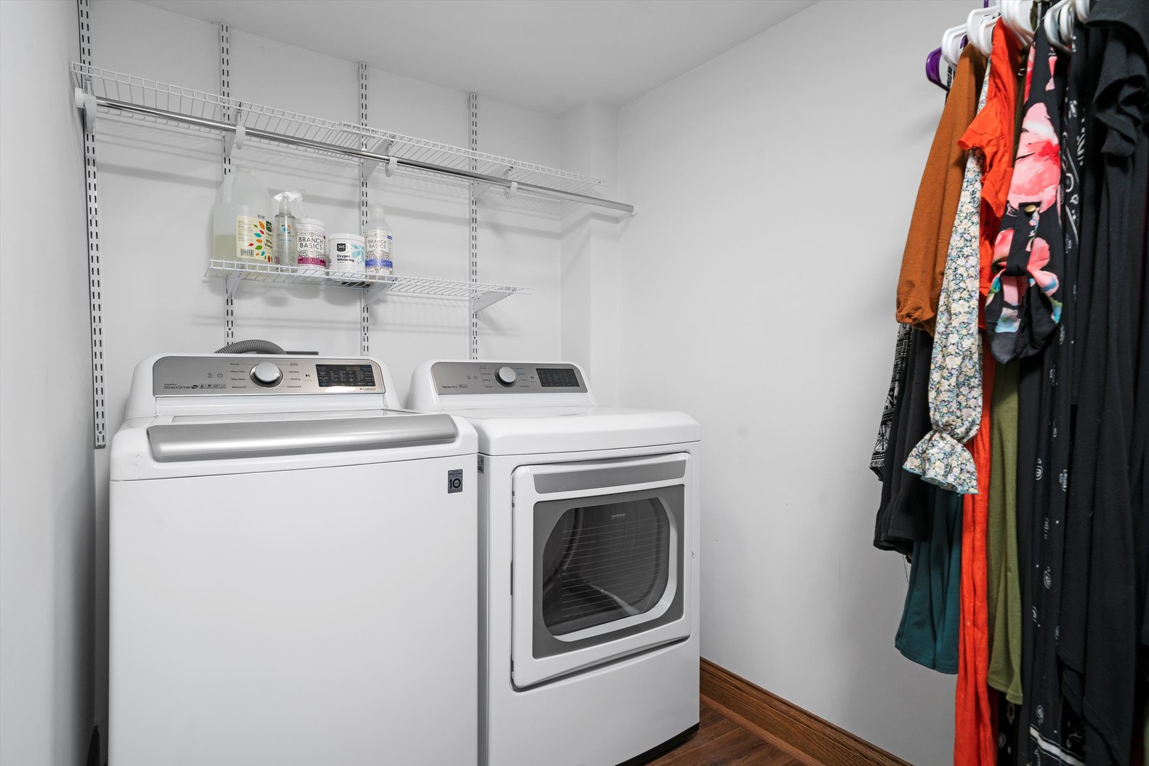 21204 South Pfeiffer Road Frankfort, IL 60423 - Photo 22 of 45 a utility room with dryer and washer
