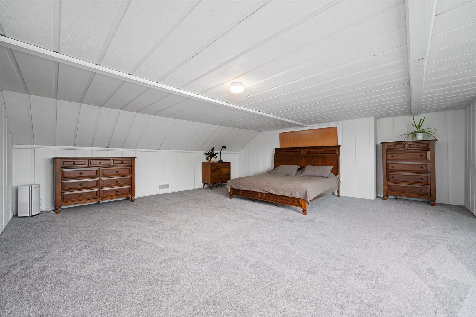 21204 South Pfeiffer Road Frankfort, IL 60423 - Photo 23 of 45 a room with furniture and air conditioner vent