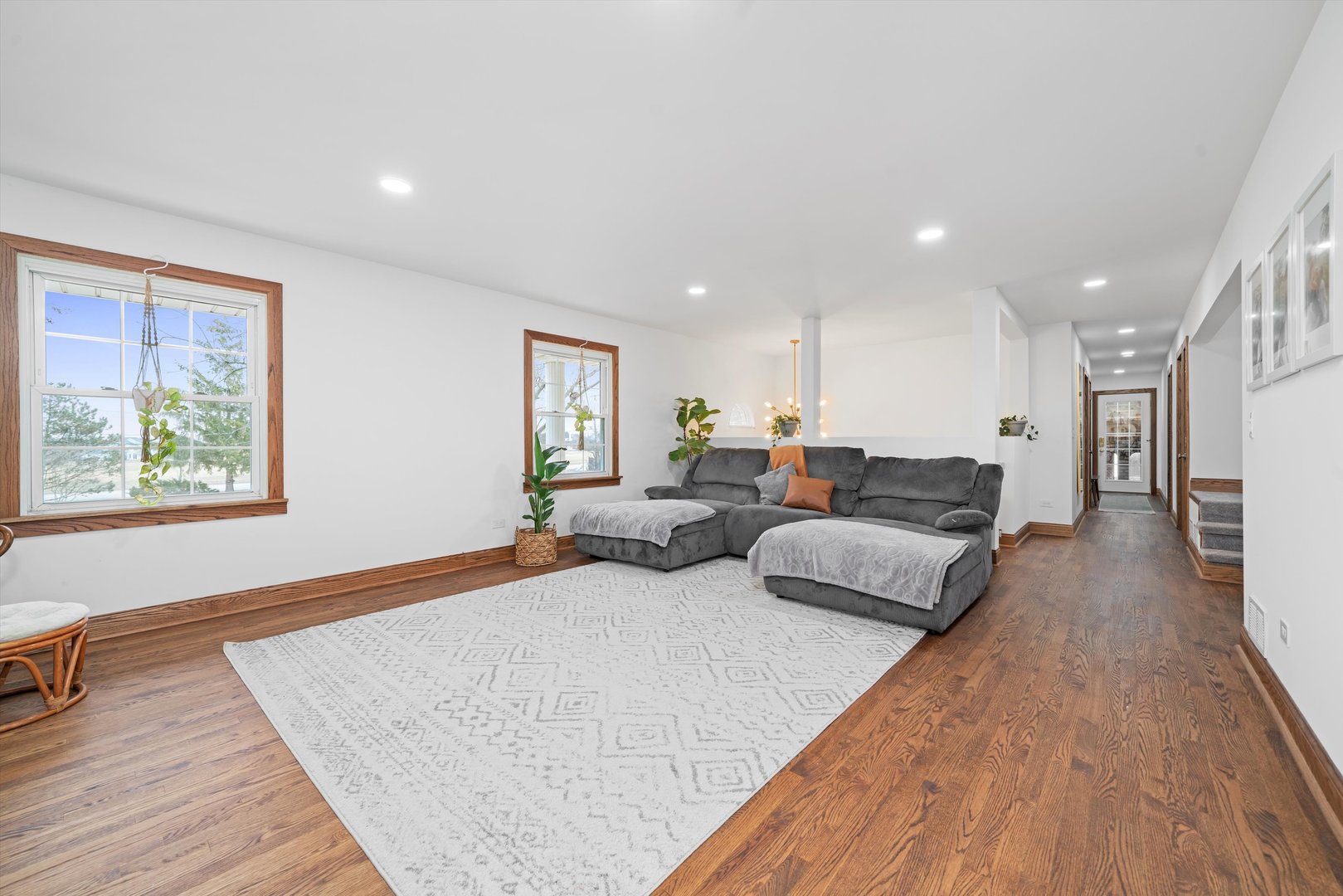 21204 South Pfeiffer Road Frankfort, IL 60423 - Photo 4 of 45 a living room with furniture and a wooden floor