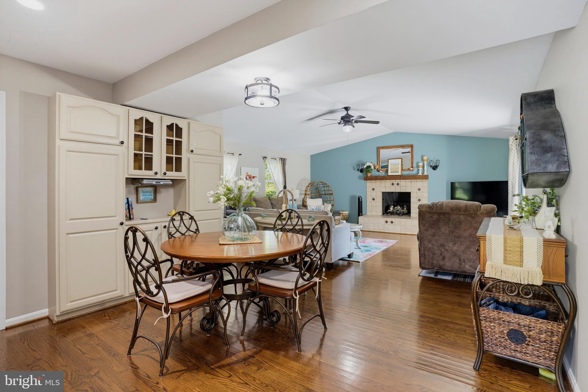 6893 Old Solomons Island Road Friendship, MD 20758 - Photo 22 of 58 Living room