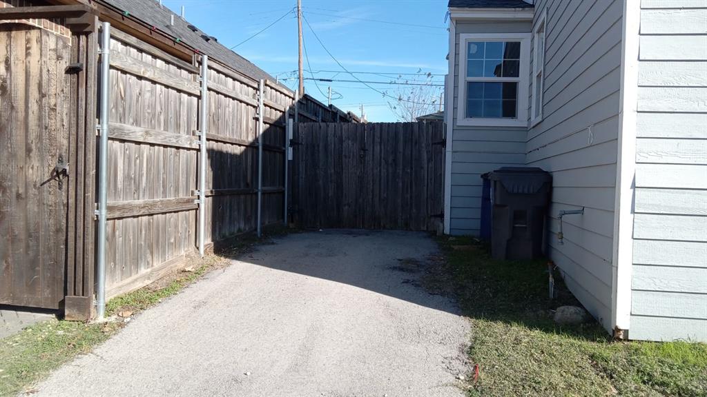 1510 Carson Street Dallas, TX 75216 - Photo 14 of 29 a backyard of a house