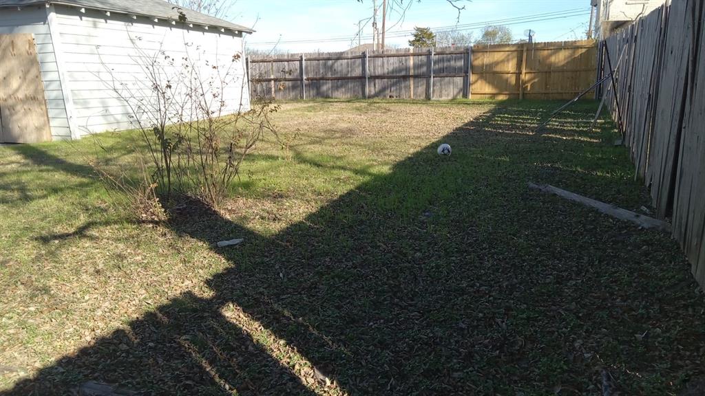 1510 Carson Street Dallas, TX 75216 - Photo 17 of 29 a view of a yard