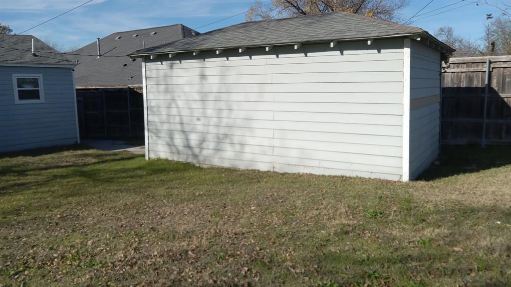 1510 Carson Street Dallas, TX 75216 - Photo 22 of 29 a view of a backyard