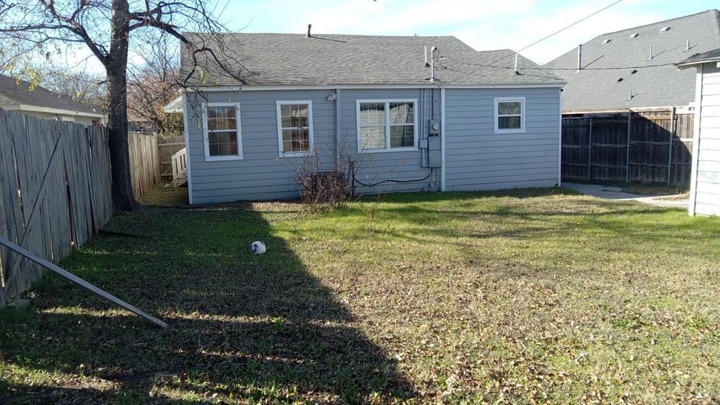 1510 Carson Street Dallas, TX 75216 - Photo 25 of 29 a backyard of a house