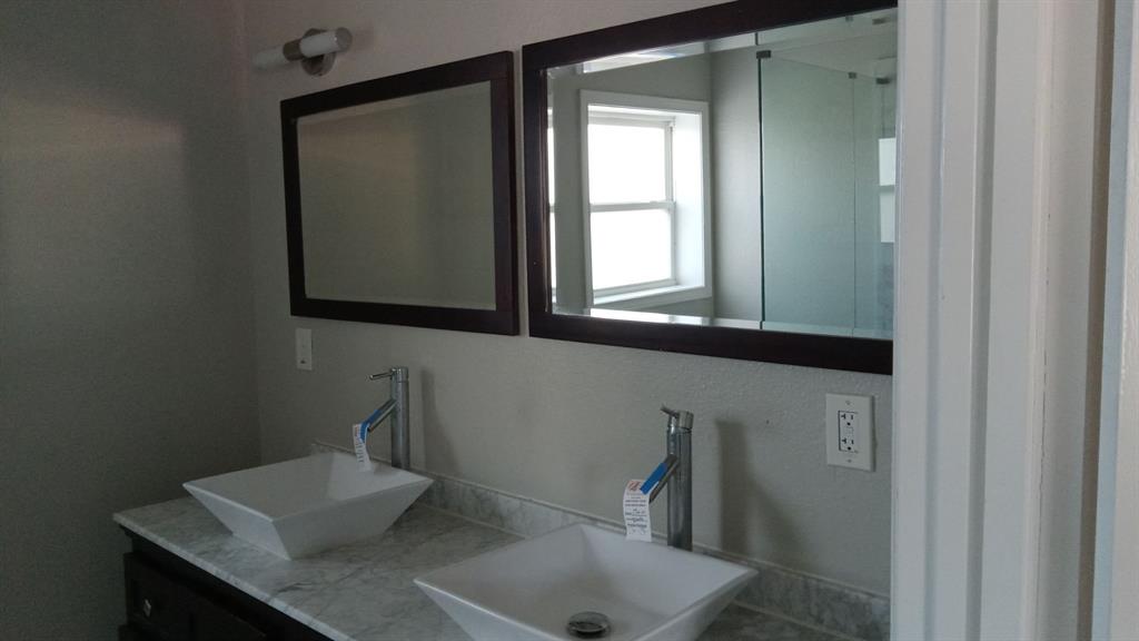 1510 Carson Street Dallas, TX 75216 - Photo 7 of 29 a bathroom with a sink and a mirror
