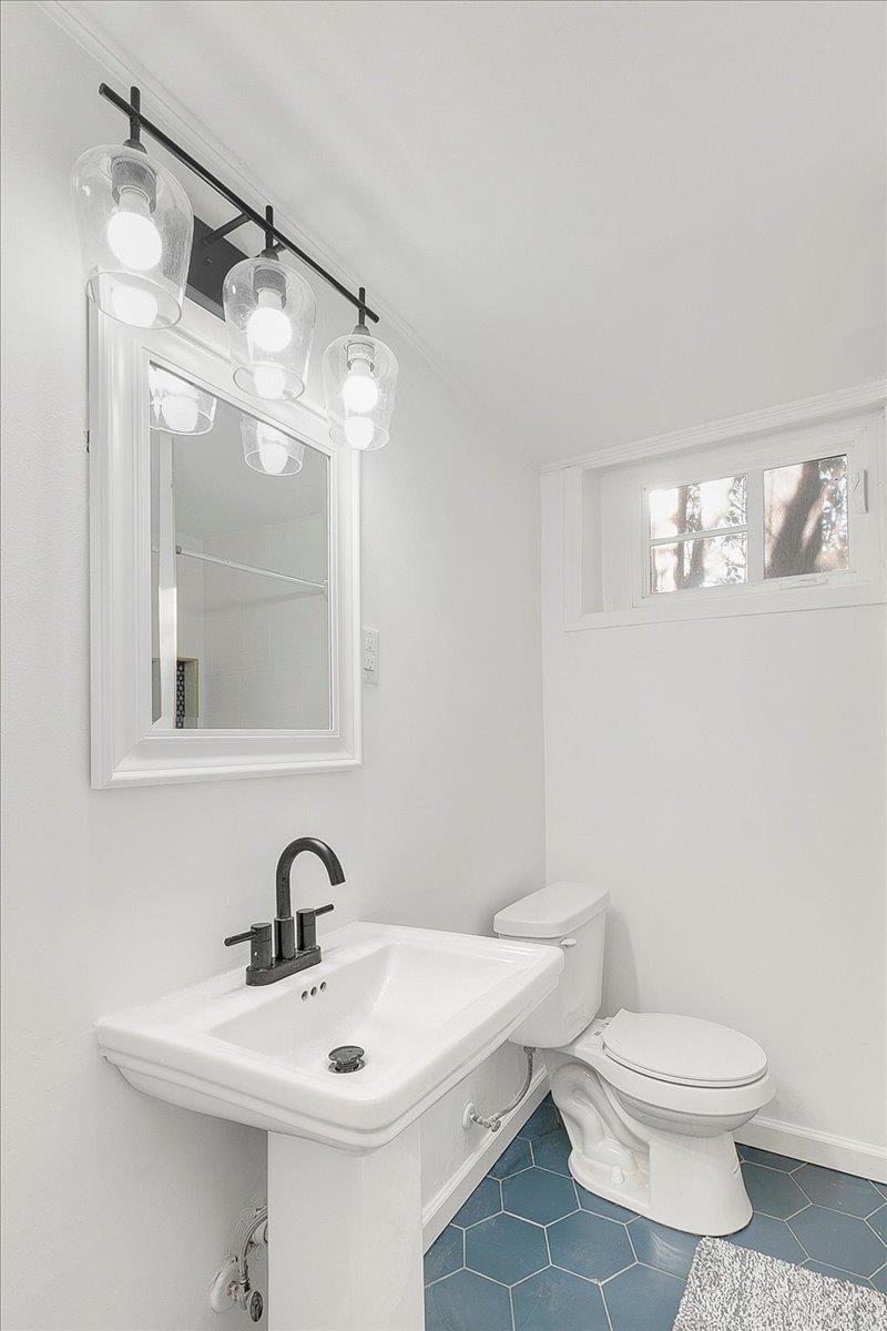 211 North State Street Raleigh, NC 27601 - Photo 25 of 50 a bathroom with a toilet a sink and mirror