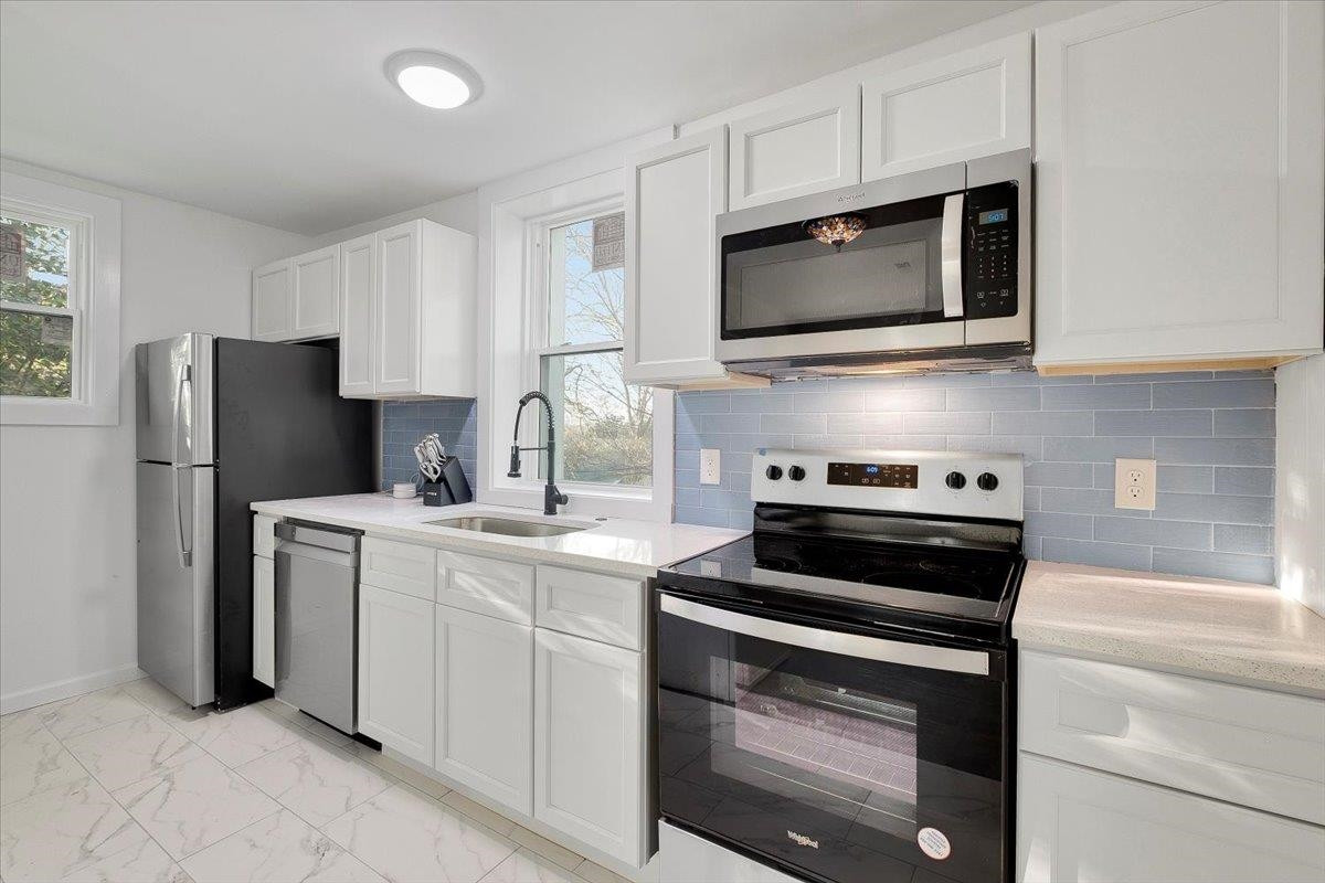 211 North State Street Raleigh, NC 27601 - Photo 45 of 50 a kitchen with a stove microwave and refrigerator